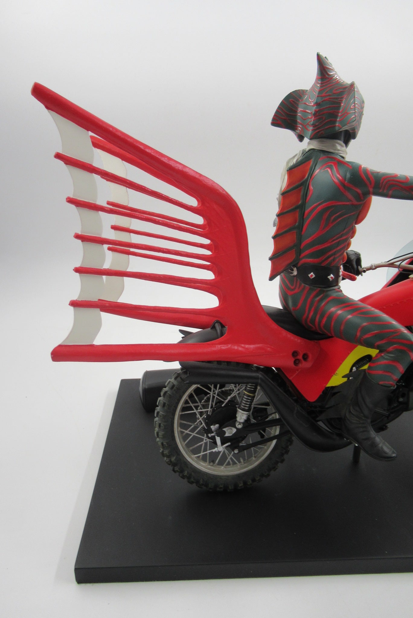 KAMEN RIDER Amazon & Jungler RMW - Medicom Toy (2005) 1/5 Coldcast Porcelain Display Model