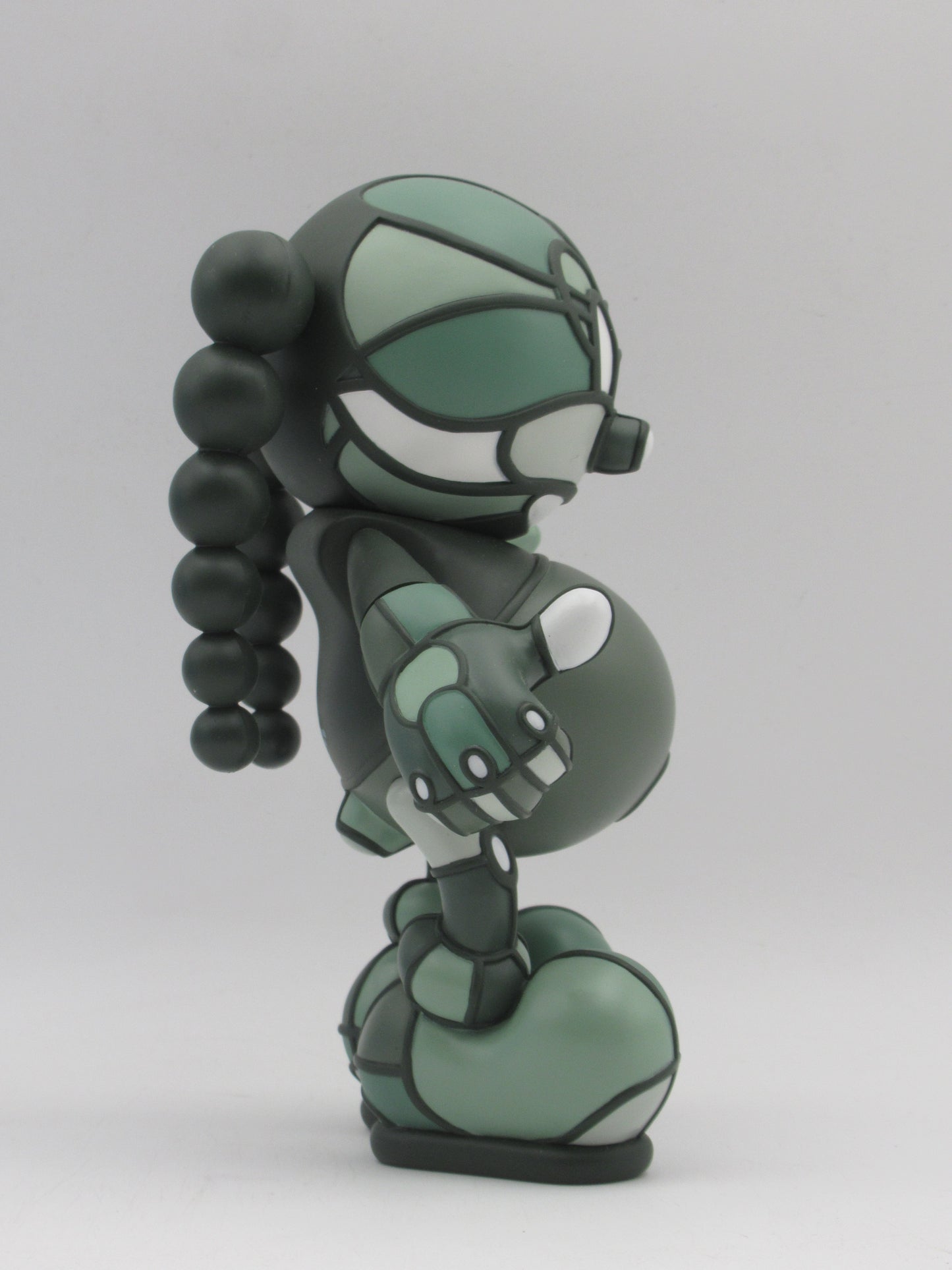 KON ARTIS Green 8" Vinyl Figure - David Flores x Kidrobot (2006) Designer Urban Art Toy